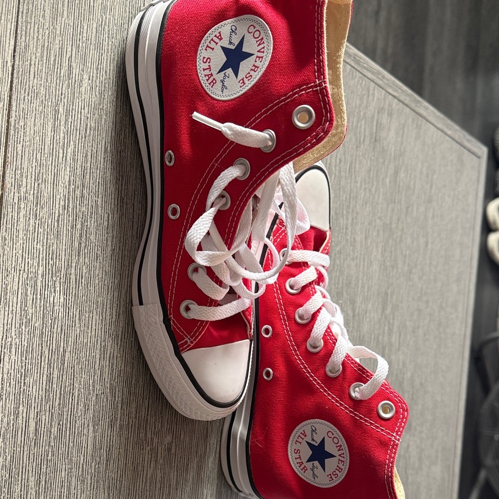 Chuck Taylor, Converse All-Star red women’s size 6 1/2 like new
